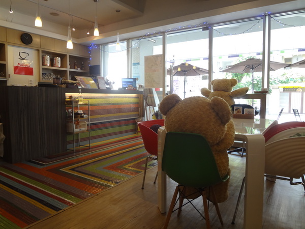 西納小街：1020711[官本金文愛台灣]西納小街與可愛的小熊來到童話般世界在彩虹步道上一起用餐