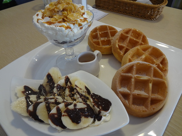 西納小街：1020711[官本金文愛台灣]西納小街與可愛的小熊來到童話般世界在彩虹步道上一起用餐