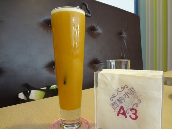 西納小街：1020711[官本金文愛台灣]西納小街與可愛的小熊來到童話般世界在彩虹步道上一起用餐