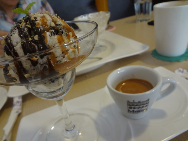 西納小街：1020711[官本金文愛台灣]西納小街與可愛的小熊來到童話般世界在彩虹步道上一起用餐