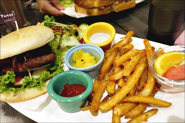 Tutti Cafe圖比咖啡創意早午餐：【Tutti Cafe圖比咖啡創意早午餐】松江南京站CP值美食，中西日敲出驚喜好滋味