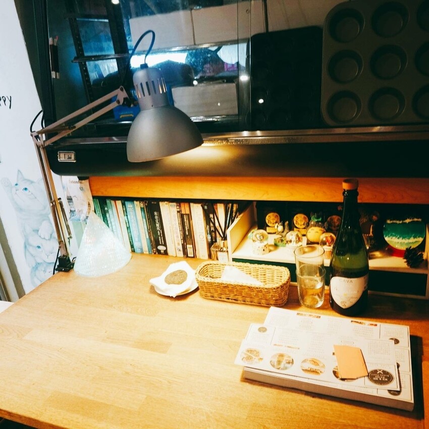 感受滿滿文青氛圍的咖啡時光！不僅可以品嚐到超好吃的早午餐，還能欣賞到台北101的壯麗美景，甚至有機會看到名人光臨留下簽名，來這裡真的超值。