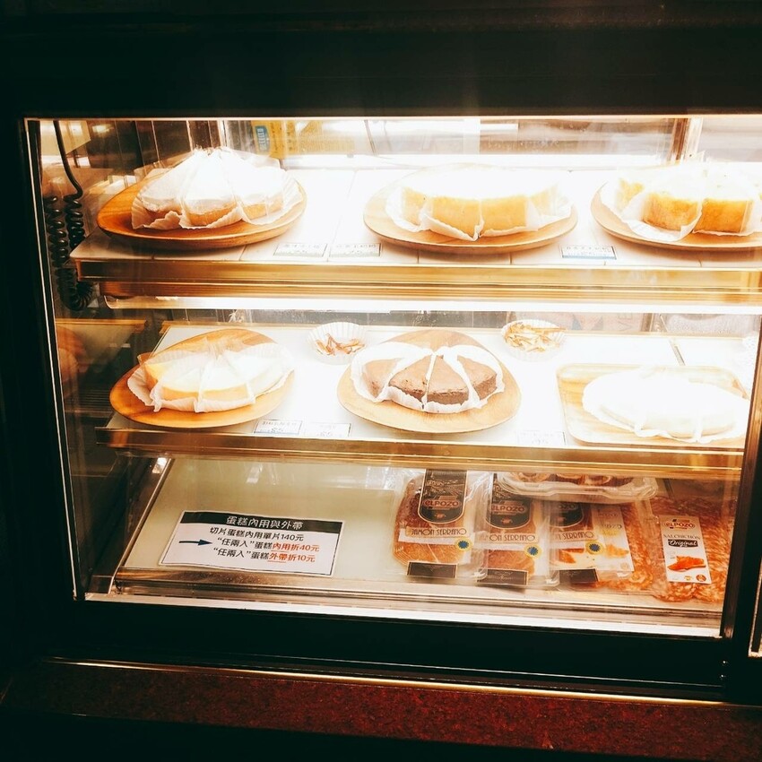 感受滿滿文青氛圍的咖啡時光！不僅可以品嚐到超好吃的早午餐，還能欣賞到台北101的壯麗美景，甚至有機會看到名人光臨留下簽名，來這裡真的超值。