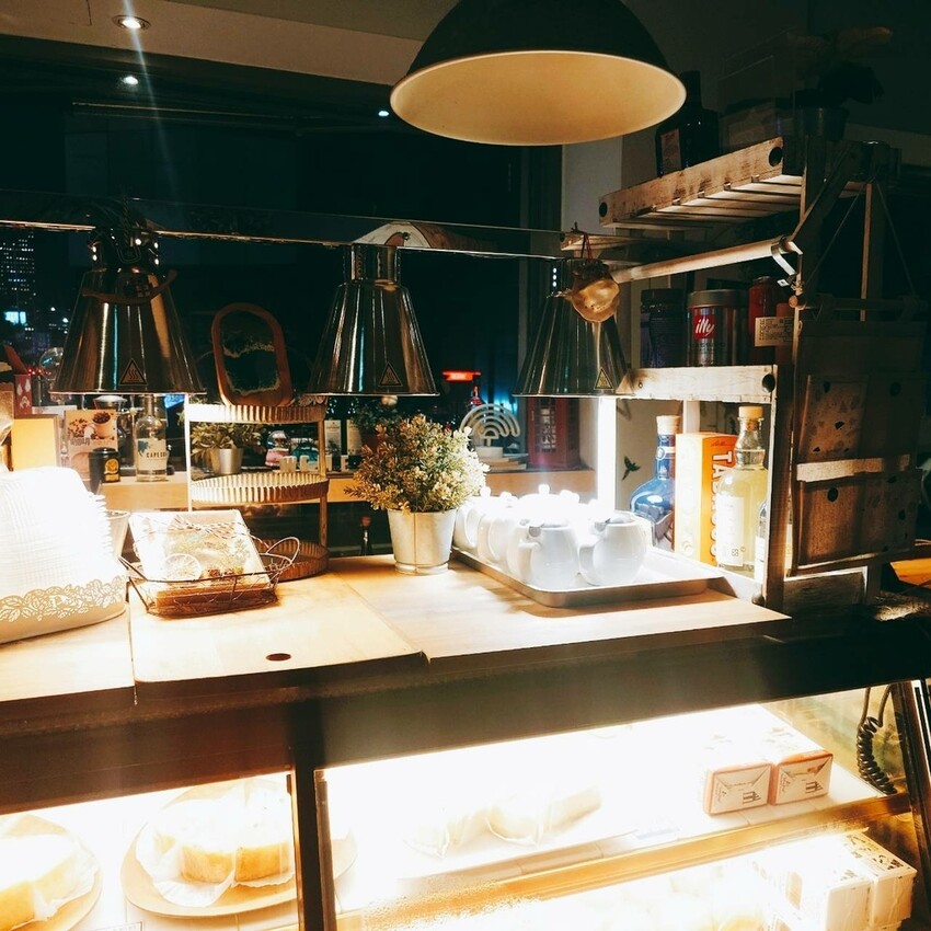 感受滿滿文青氛圍的咖啡時光！不僅可以品嚐到超好吃的早午餐，還能欣賞到台北101的壯麗美景，甚至有機會看到名人光臨留下簽名，來這裡真的超值。