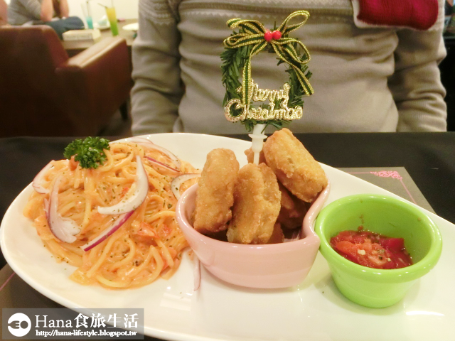 【廠商合作】Queen Coffee | 耶誕歡樂粉紅雙人套餐 特製草莓鬆餅 粉紅醬雞塊義大利麵 奢華風格的蘆洲下午茶