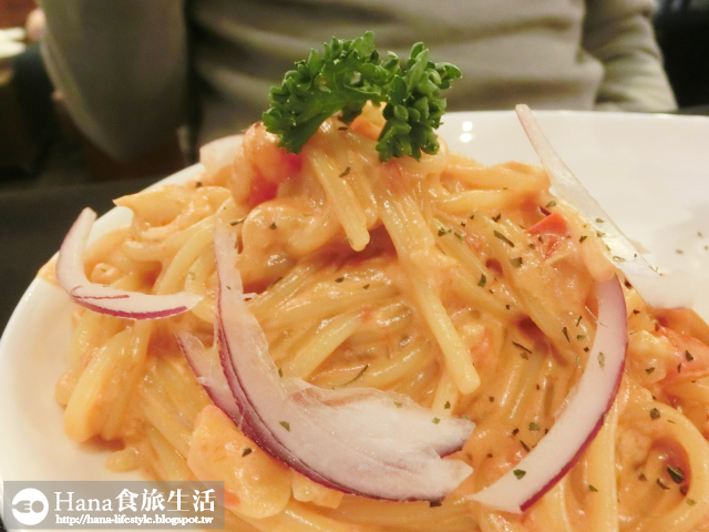 【廠商合作】Queen Coffee | 耶誕歡樂粉紅雙人套餐 特製草莓鬆餅 粉紅醬雞塊義大利麵 奢華風格的蘆洲下午茶