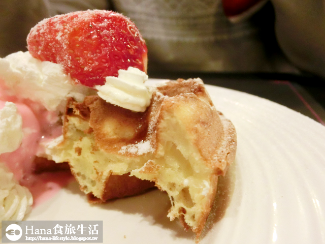 【廠商合作】Queen Coffee | 耶誕歡樂粉紅雙人套餐 特製草莓鬆餅 粉紅醬雞塊義大利麵 奢華風格的蘆洲下午茶