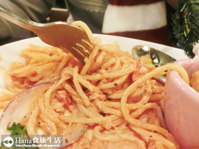 【廠商合作】Queen Coffee | 耶誕歡樂粉紅雙人套餐 特製草莓鬆餅 粉紅醬雞塊義大利麵 奢華風格的蘆洲下午茶