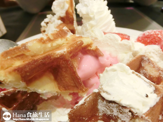 【廠商合作】Queen Coffee | 耶誕歡樂粉紅雙人套餐 特製草莓鬆餅 粉紅醬雞塊義大利麵 奢華風格的蘆洲下午茶