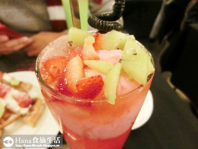 【廠商合作】Queen Coffee | 耶誕歡樂粉紅雙人套餐 特製草莓鬆餅 粉紅醬雞塊義大利麵 奢華風格的蘆洲下午茶