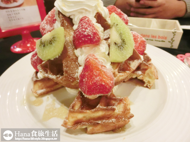 【廠商合作】Queen Coffee | 耶誕歡樂粉紅雙人套餐 特製草莓鬆餅 粉紅醬雞塊義大利麵 奢華風格的蘆洲下午茶