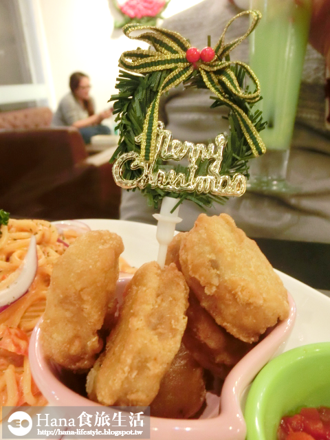 【廠商合作】Queen Coffee | 耶誕歡樂粉紅雙人套餐 特製草莓鬆餅 粉紅醬雞塊義大利麵 奢華風格的蘆洲下午茶