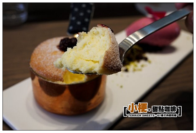 【台中甜溜食記】小梗甜點咖啡：輕柔雲朵舒芙蕾蛋糕~美味不再稍縱即逝