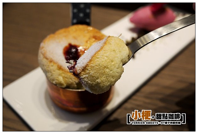 【台中甜溜食記】小梗甜點咖啡：輕柔雲朵舒芙蕾蛋糕~美味不再稍縱即逝