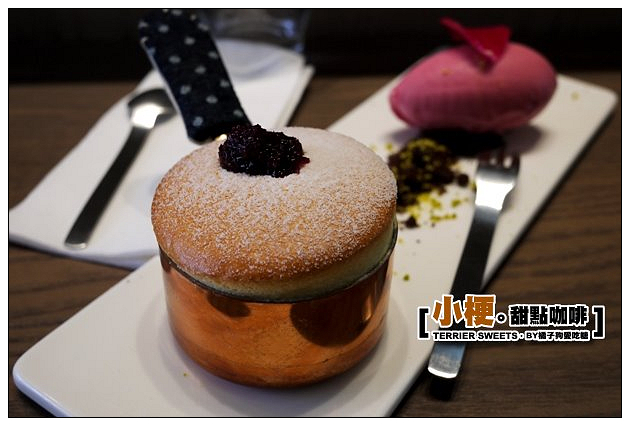 【台中甜溜食記】小梗甜點咖啡：輕柔雲朵舒芙蕾蛋糕~美味不再稍縱即逝