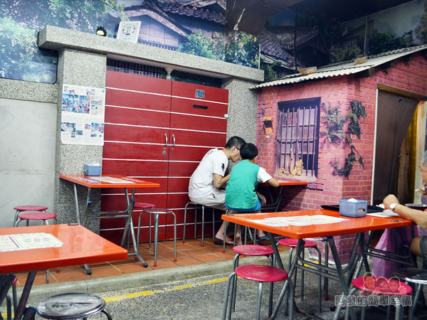 呷二嘴15-打造成早期的紅磚老平房旁的人行紅磚道