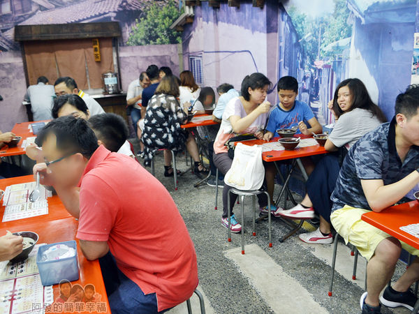 呷二嘴12-如在馬路邊紅磚道上的擺攤場景