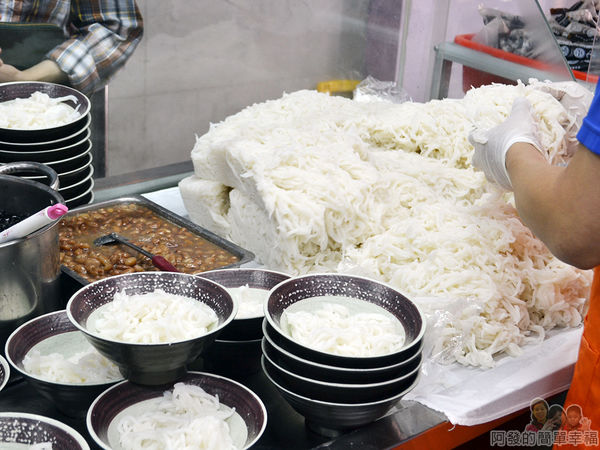 呷二嘴07-米苔目堆如小山丘般