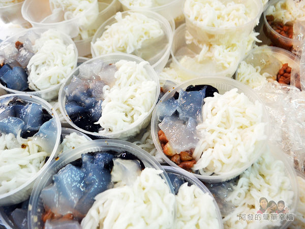 呷二嘴06-料理台上一碗碗先裝好冰料