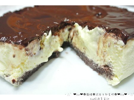 諾亞半熟蛋糕專門店：【食記-團購美食】oO。中壢　諾亞半熟蛋糕專門店　草莓乳酪蛋糕（上班這檔事推爆）、半熟蛋糕、半熟蜂蜜蛋糕、愛文芒果融心乳酪　會融化的蛋糕，大家吃過嘛？！o○。oO。o○。　