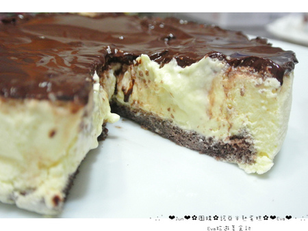 諾亞半熟蛋糕專門店：【食記-團購美食】oO。中壢　諾亞半熟蛋糕專門店　草莓乳酪蛋糕（上班這檔事推爆）、半熟蛋糕、半熟蜂蜜蛋糕、愛文芒果融心乳酪　會融化的蛋糕，大家吃過嘛？！o○。oO。o○。　