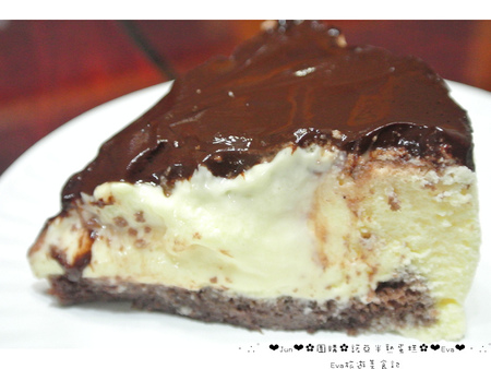 諾亞半熟蛋糕專門店：【食記-團購美食】oO。中壢　諾亞半熟蛋糕專門店　草莓乳酪蛋糕（上班這檔事推爆）、半熟蛋糕、半熟蜂蜜蛋糕、愛文芒果融心乳酪　會融化的蛋糕，大家吃過嘛？！o○。oO。o○。　