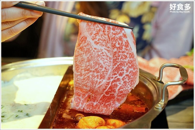【台北火鍋推薦】好食多涮涮鍋(雙城店).超夢幻花好肉緣雙人套餐,超大肉盤好過癮!超萌牛奶熊、牛奶狗狗免費加湯;壽星獨享玫瑰松阪豬花或玫瑰軟絲,慶生聚餐都適合!