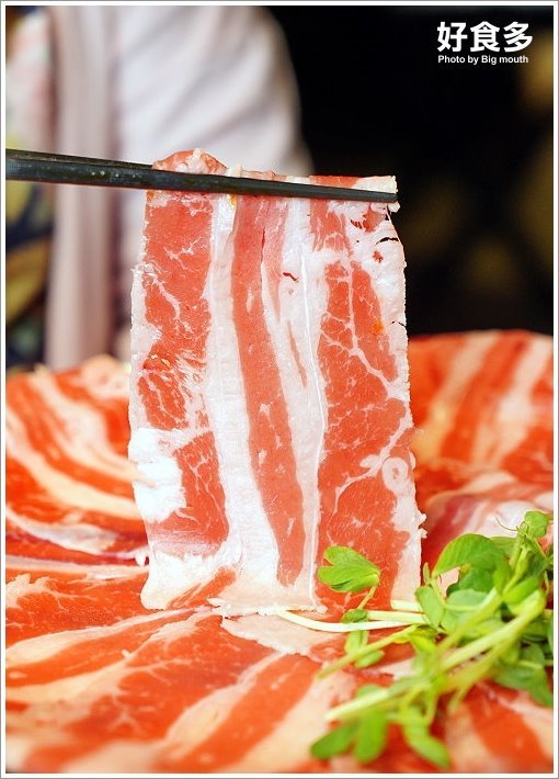 【台北火鍋推薦】好食多涮涮鍋(雙城店).超夢幻花好肉緣雙人套餐,超大肉盤好過癮!超萌牛奶熊、牛奶狗狗免費加湯;壽星獨享玫瑰松阪豬花或玫瑰軟絲,慶生聚餐都適合!