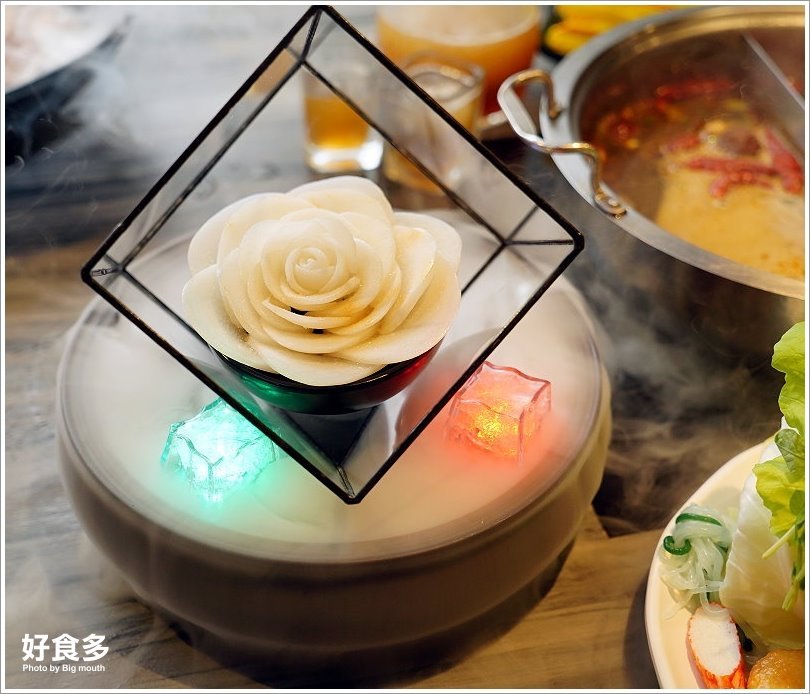 【台北火鍋推薦】好食多涮涮鍋(雙城店).超夢幻花好肉緣雙人套餐,超大肉盤好過癮!超萌牛奶熊、牛奶狗狗免費加湯;壽星獨享玫瑰松阪豬花或玫瑰軟絲,慶生聚餐都適合!