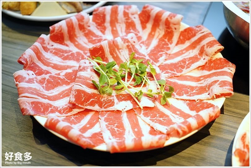 【台北火鍋推薦】好食多涮涮鍋(雙城店).超夢幻花好肉緣雙人套餐,超大肉盤好過癮!超萌牛奶熊、牛奶狗狗免費加湯;壽星獨享玫瑰松阪豬花或玫瑰軟絲,慶生聚餐都適合!