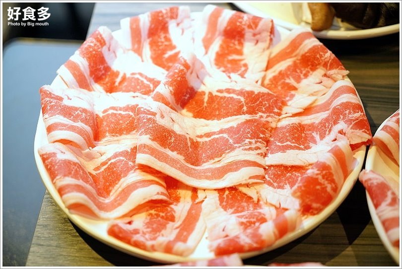 【台北火鍋推薦】好食多涮涮鍋(雙城店).超夢幻花好肉緣雙人套餐,超大肉盤好過癮!超萌牛奶熊、牛奶狗狗免費加湯;壽星獨享玫瑰松阪豬花或玫瑰軟絲,慶生聚餐都適合!