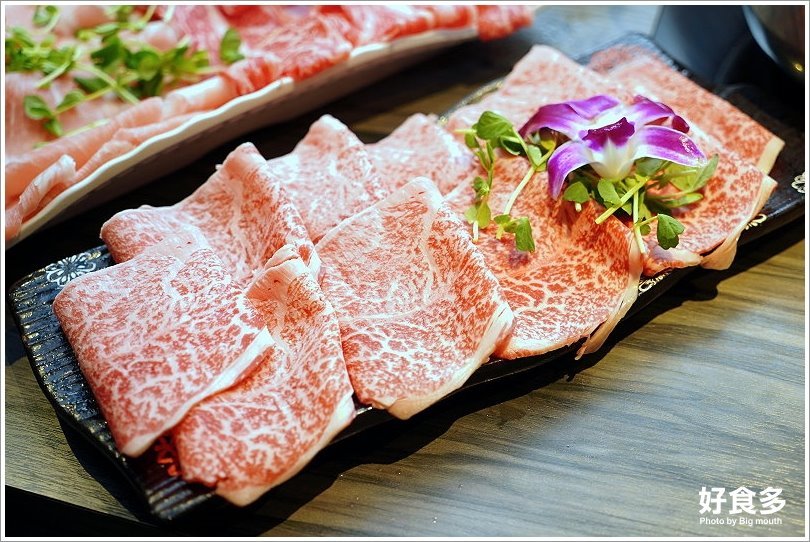 【台北火鍋推薦】好食多涮涮鍋(雙城店).超夢幻花好肉緣雙人套餐,超大肉盤好過癮!超萌牛奶熊、牛奶狗狗免費加湯;壽星獨享玫瑰松阪豬花或玫瑰軟絲,慶生聚餐都適合!