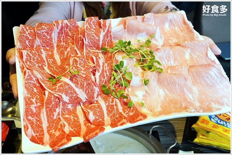 【台北火鍋推薦】好食多涮涮鍋(雙城店).超夢幻花好肉緣雙人套餐,超大肉盤好過癮!超萌牛奶熊、牛奶狗狗免費加湯;壽星獨享玫瑰松阪豬花或玫瑰軟絲,慶生聚餐都適合!