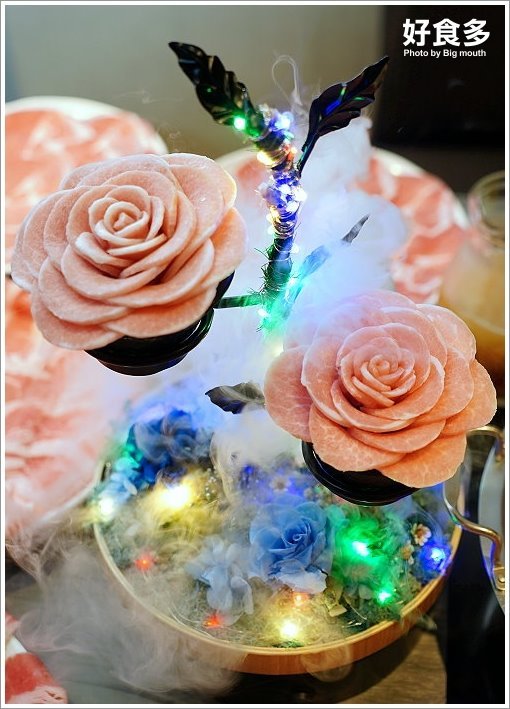 【台北火鍋推薦】好食多涮涮鍋(雙城店).超夢幻花好肉緣雙人套餐,超大肉盤好過癮!超萌牛奶熊、牛奶狗狗免費加湯;壽星獨享玫瑰松阪豬花或玫瑰軟絲,慶生聚餐都適合!