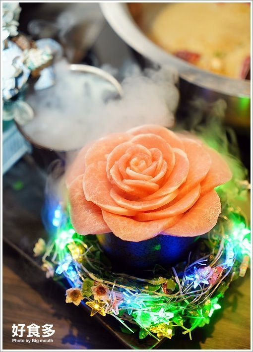 【台北火鍋推薦】好食多涮涮鍋(雙城店).超夢幻花好肉緣雙人套餐,超大肉盤好過癮!超萌牛奶熊、牛奶狗狗免費加湯;壽星獨享玫瑰松阪豬花或玫瑰軟絲,慶生聚餐都適合!