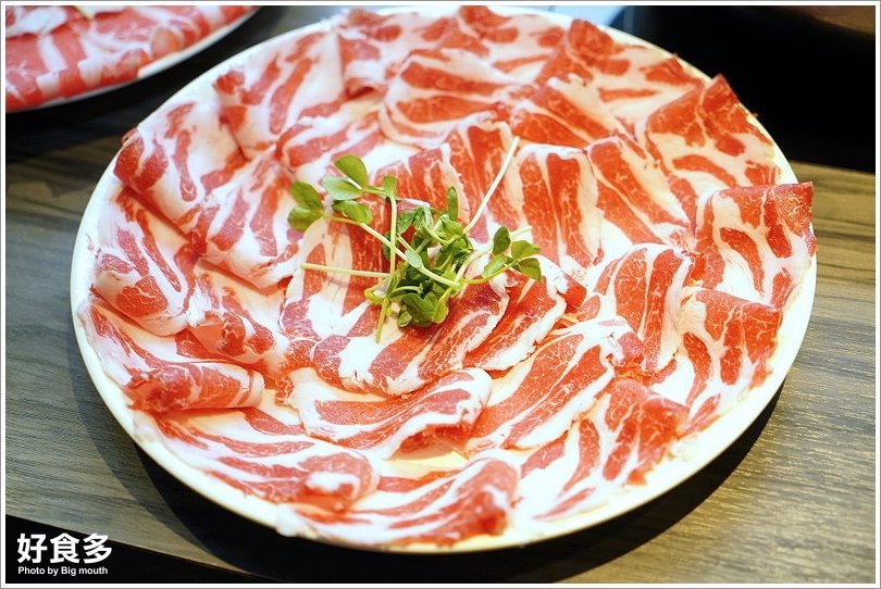 【台北火鍋推薦】好食多涮涮鍋(雙城店).超夢幻花好肉緣雙人套餐,超大肉盤好過癮!超萌牛奶熊、牛奶狗狗免費加湯;壽星獨享玫瑰松阪豬花或玫瑰軟絲,慶生聚餐都適合!