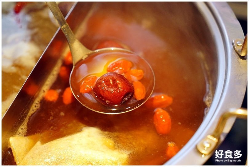 【台北火鍋推薦】好食多涮涮鍋(雙城店).超夢幻花好肉緣雙人套餐,超大肉盤好過癮!超萌牛奶熊、牛奶狗狗免費加湯;壽星獨享玫瑰松阪豬花或玫瑰軟絲,慶生聚餐都適合!