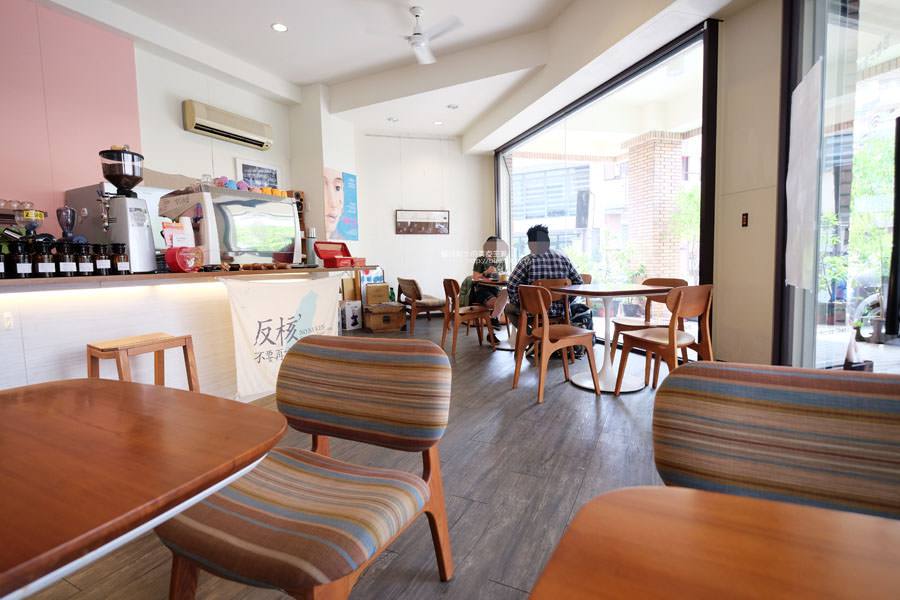 台中西區│波魯克劇場-再訪依舊舒適空間的開業多年咖啡館 - 藍色起士的美食主義