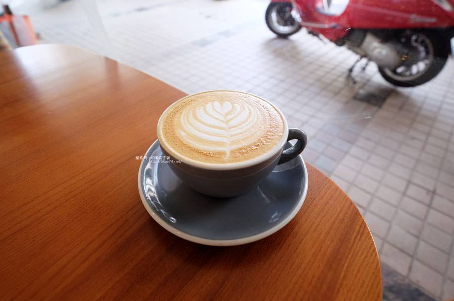 台中西區│波魯克劇場-再訪依舊舒適空間的開業多年咖啡館 - 藍色起士的美食主義