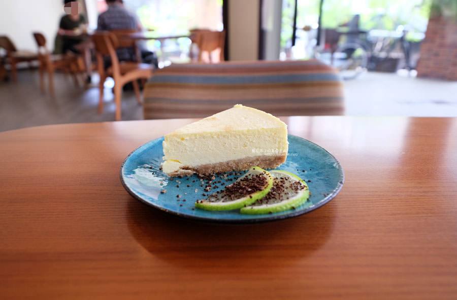 台中西區│波魯克劇場-再訪依舊舒適空間的開業多年咖啡館 - 藍色起士的美食主義