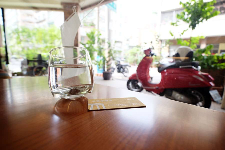 台中西區│波魯克劇場-再訪依舊舒適空間的開業多年咖啡館 - 藍色起士的美食主義