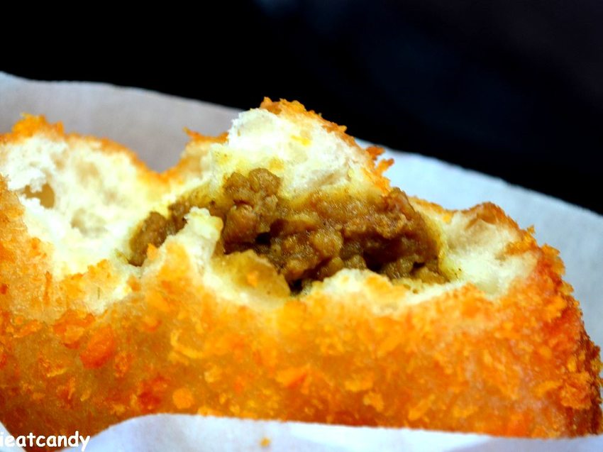 花蓮美食_源寶屋咖哩麵包│來花蓮必吃小吃，剛出爐的，一吃就愛上那口感~ - 愛伊特candy的分享樂園