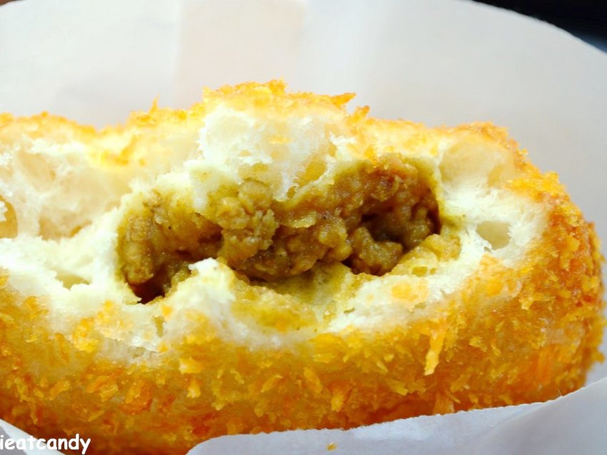 花蓮美食_源寶屋咖哩麵包│來花蓮必吃小吃，剛出爐的，一吃就愛上那口感~ - 愛伊特candy的分享樂園