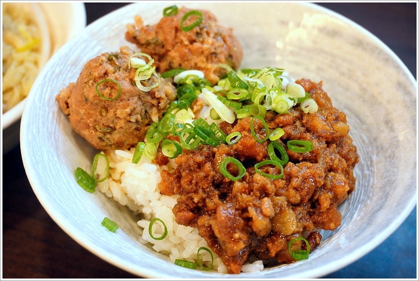 【台中第二市場】必吃美食筆記、伴手禮推薦!皇樓現烤漢餅、王記菜頭粿糯米腸、老賴紅茶、三代福州意麵、顏記肉包、楊媽媽立食、嵐肉燥專賣店、山河魯肉飯、李海魯肉飯、承記米苔目、魯肉邱、蜜藏地瓜、丁山肉丸、茂