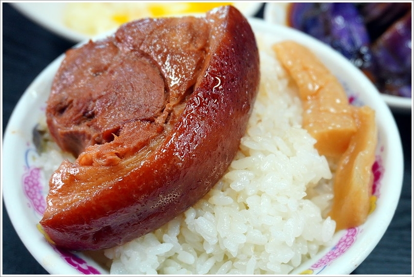 【台中第二市場】必吃美食筆記、伴手禮推薦!皇樓現烤漢餅、王記菜頭粿糯米腸、老賴紅茶、三代福州意麵、顏記肉包、楊媽媽立食、嵐肉燥專賣店、山河魯肉飯、李海魯肉飯、承記米苔目、魯肉邱、蜜藏地瓜、丁山肉丸、茂