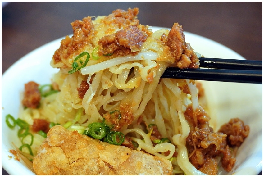 【台中第二市場】必吃美食筆記、伴手禮推薦!皇樓現烤漢餅、王記菜頭粿糯米腸、老賴紅茶、三代福州意麵、顏記肉包、楊媽媽立食、嵐肉燥專賣店、山河魯肉飯、李海魯肉飯、承記米苔目、魯肉邱、蜜藏地瓜、丁山肉丸、茂