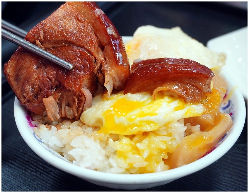 【台中第二市場】必吃美食筆記、伴手禮推薦!皇樓現烤漢餅、王記菜頭粿糯米腸、老賴紅茶、三代福州意麵、顏記肉包、楊媽媽立食、嵐肉燥專賣店、山河魯肉飯、李海魯肉飯、承記米苔目、魯肉邱、蜜藏地瓜、丁山肉丸、茂