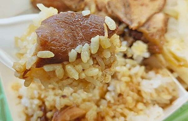 【三重美食】71腿庫飯｜從路邊攤開到店面的爆好吃腿庫飯