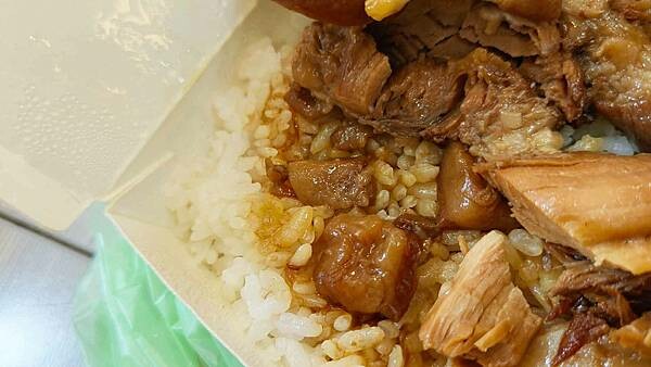 【三重美食】71腿庫飯｜從路邊攤開到店面的爆好吃腿庫飯