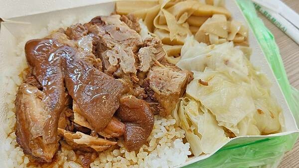 【三重美食】71腿庫飯｜從路邊攤開到店面的爆好吃腿庫飯